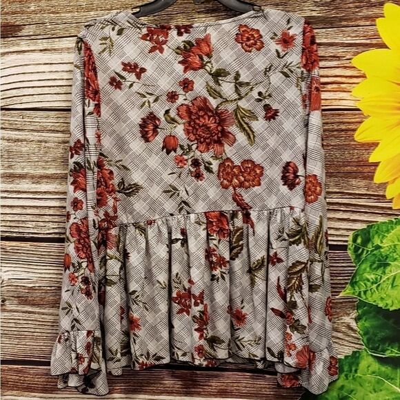 Signature studio V- neck long sleeve Blouse NWT - Picture 3 of 6